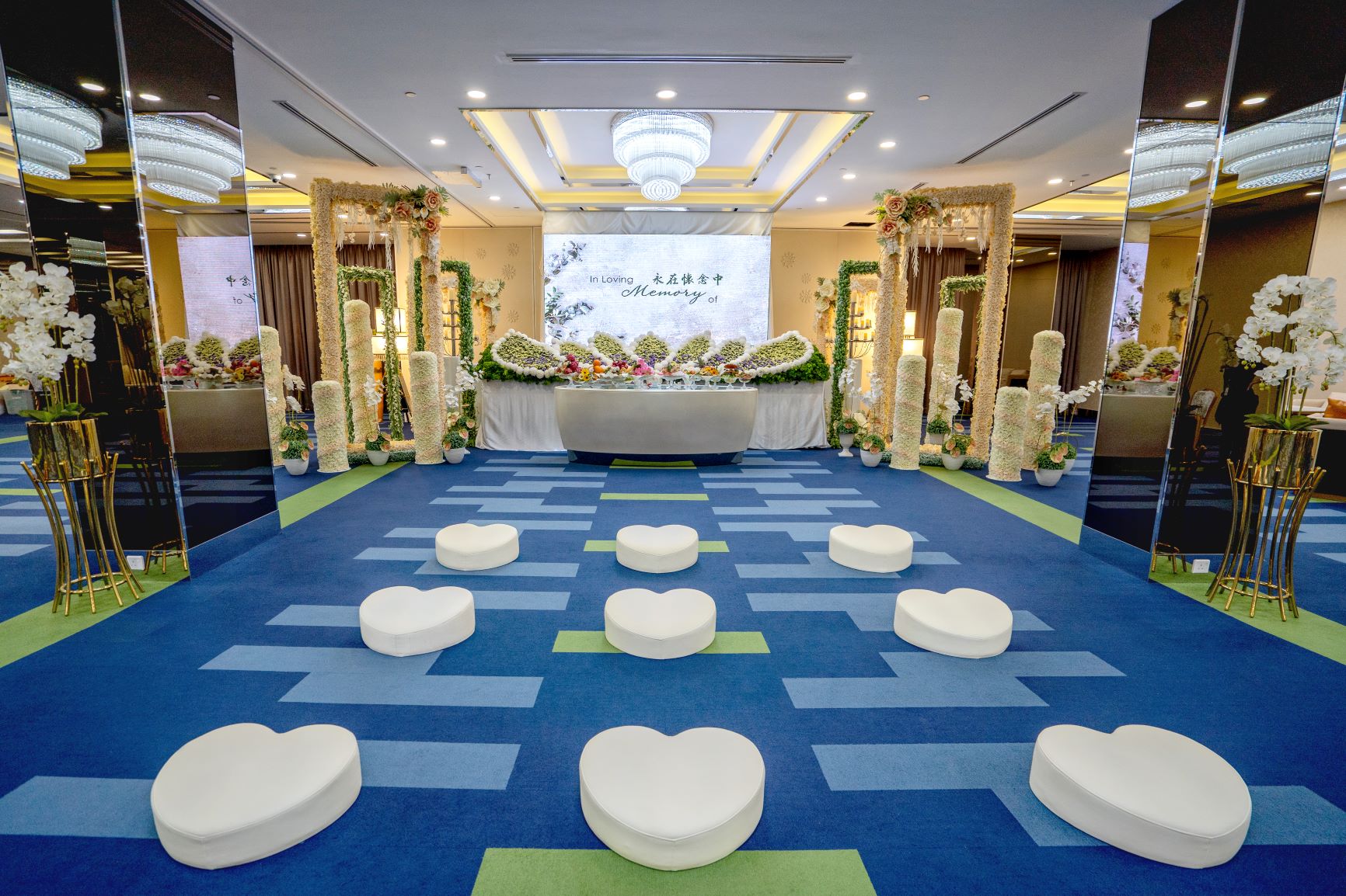 马来西亚3天2夜打斋仪式现场布置 - 鲜花祭坛与心形蒲团