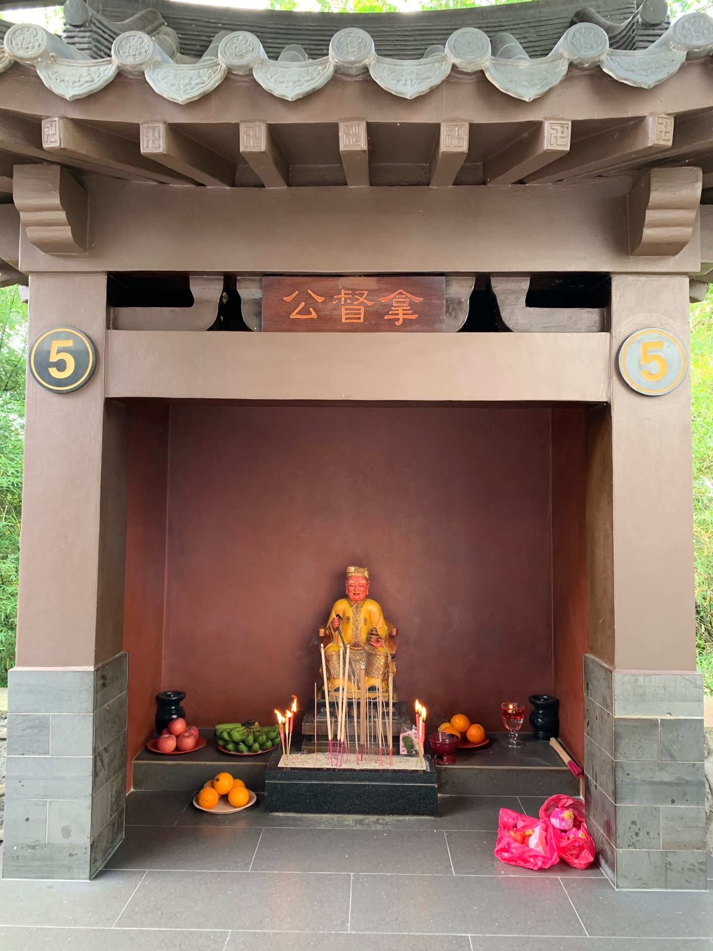 马来西亚墓园户外的拿督公神龛，拿督公是具有马来西亚本土特色的地方守护神，展现了华人信仰与在地文化的深度融合