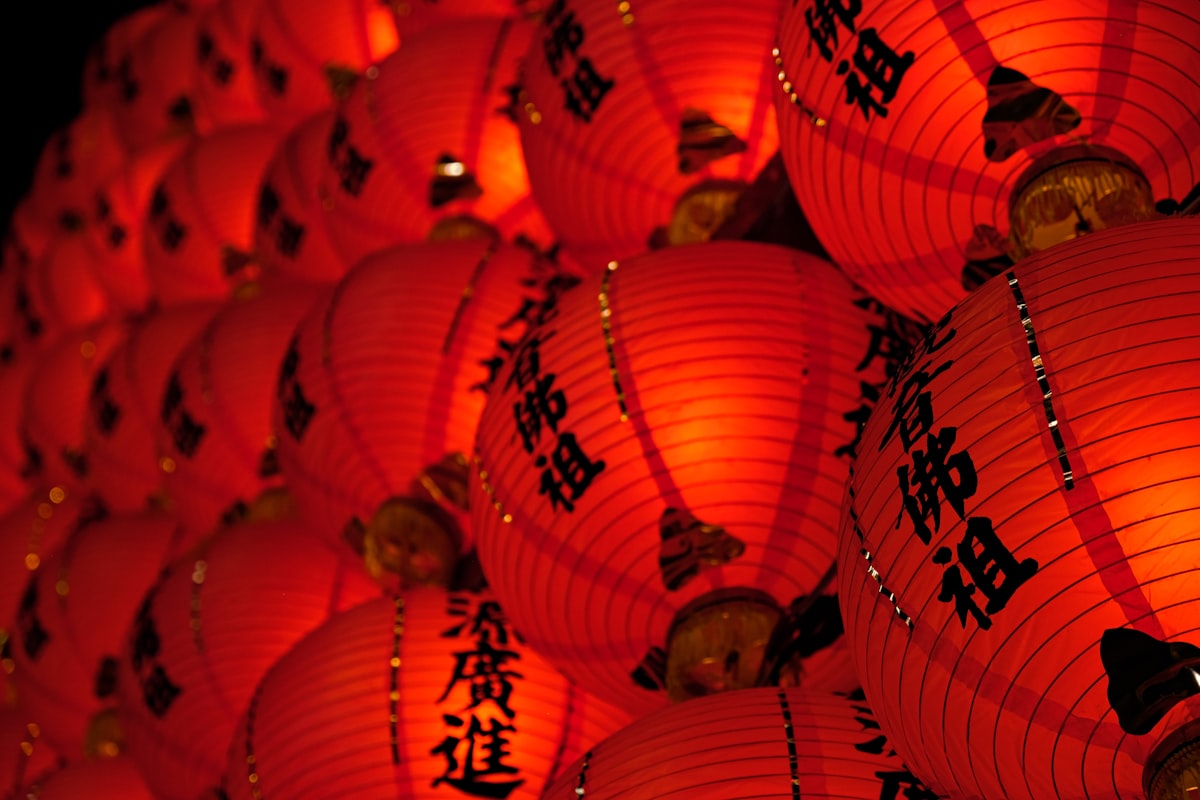 台湾道教庙宇夜晚亮起的红色中文灯笼，金色文字在灯光下熠熠生辉，体现华人文化中对祖先与传统的深厚敬意 Life Marker