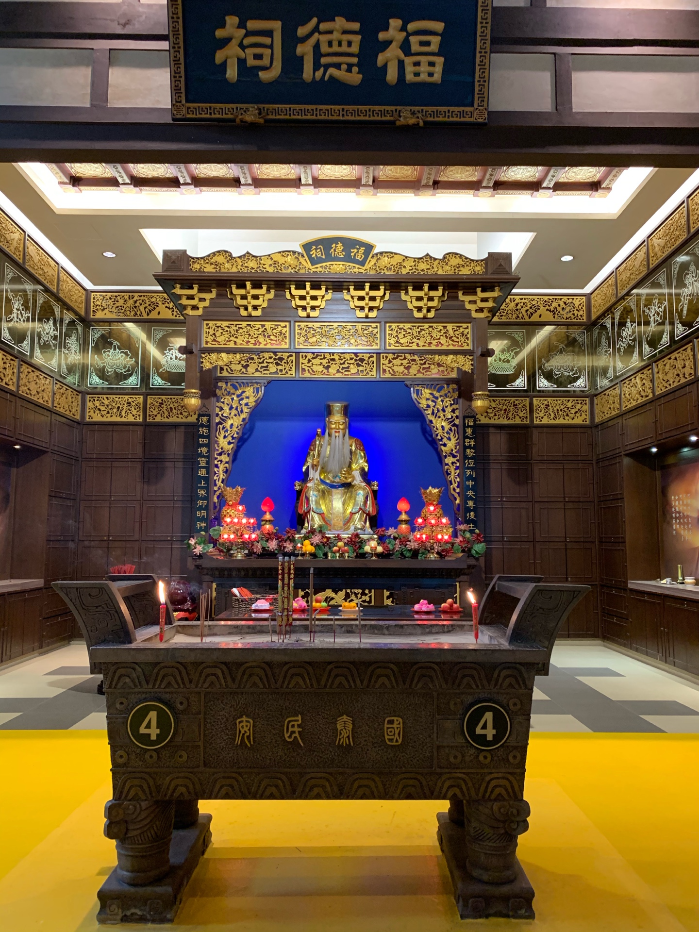 骨灰殿内的大伯公（福德正神）供奉区，作为土地的守护神，保护着在此安息的先人，体现华人对土地的敬畏