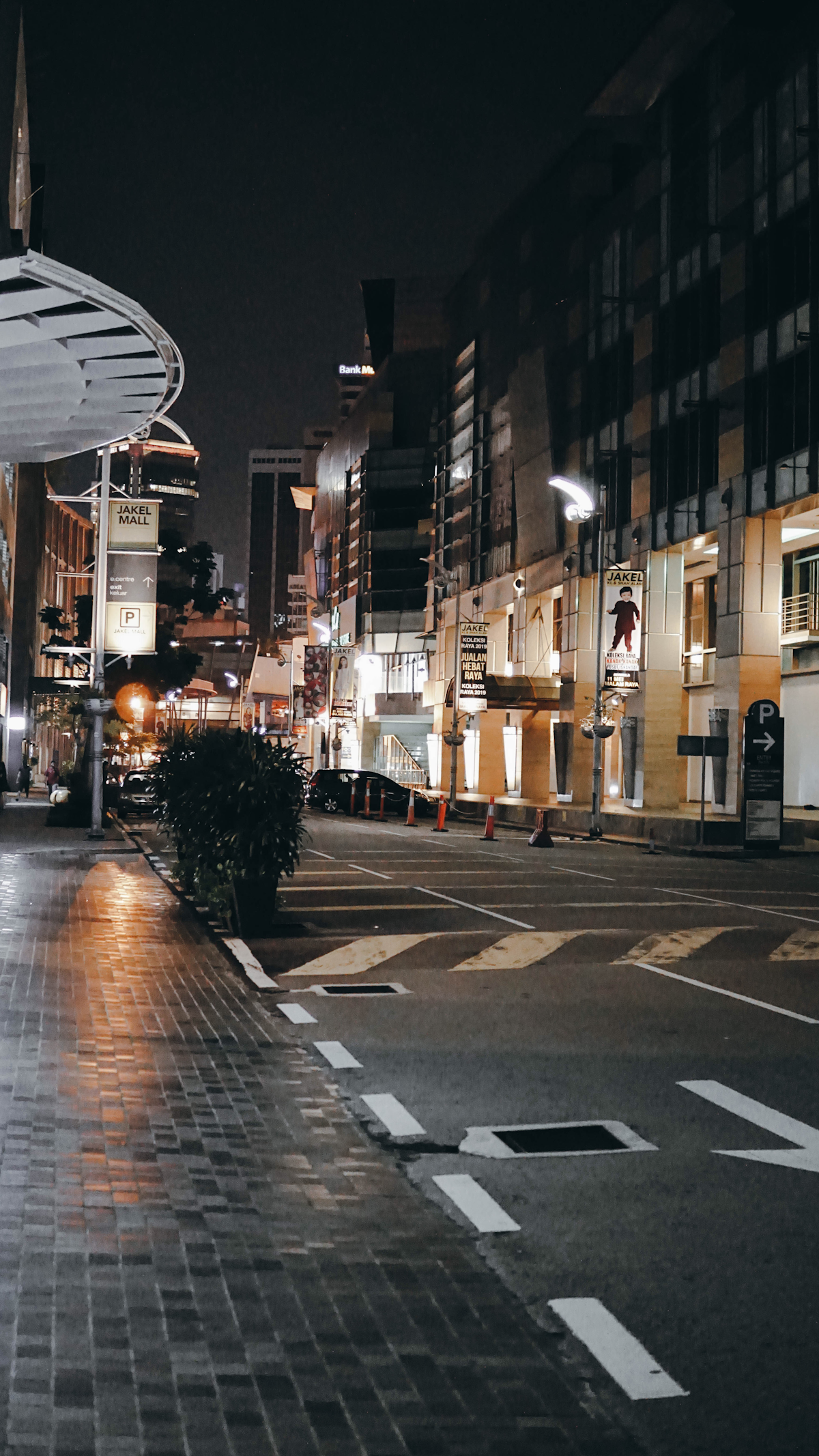 安静道路与车辆远景象征马来西亚遗体接送过程，画面克制庄重，不直接呈现逝者。