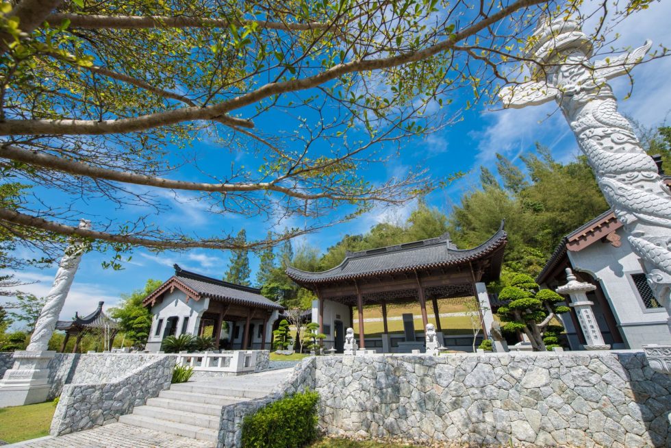马来西亚富贵山庄福地环境，整齐规划的墓园区块与开阔景观，适合说明马来西亚福地选择时高低与方向的判断