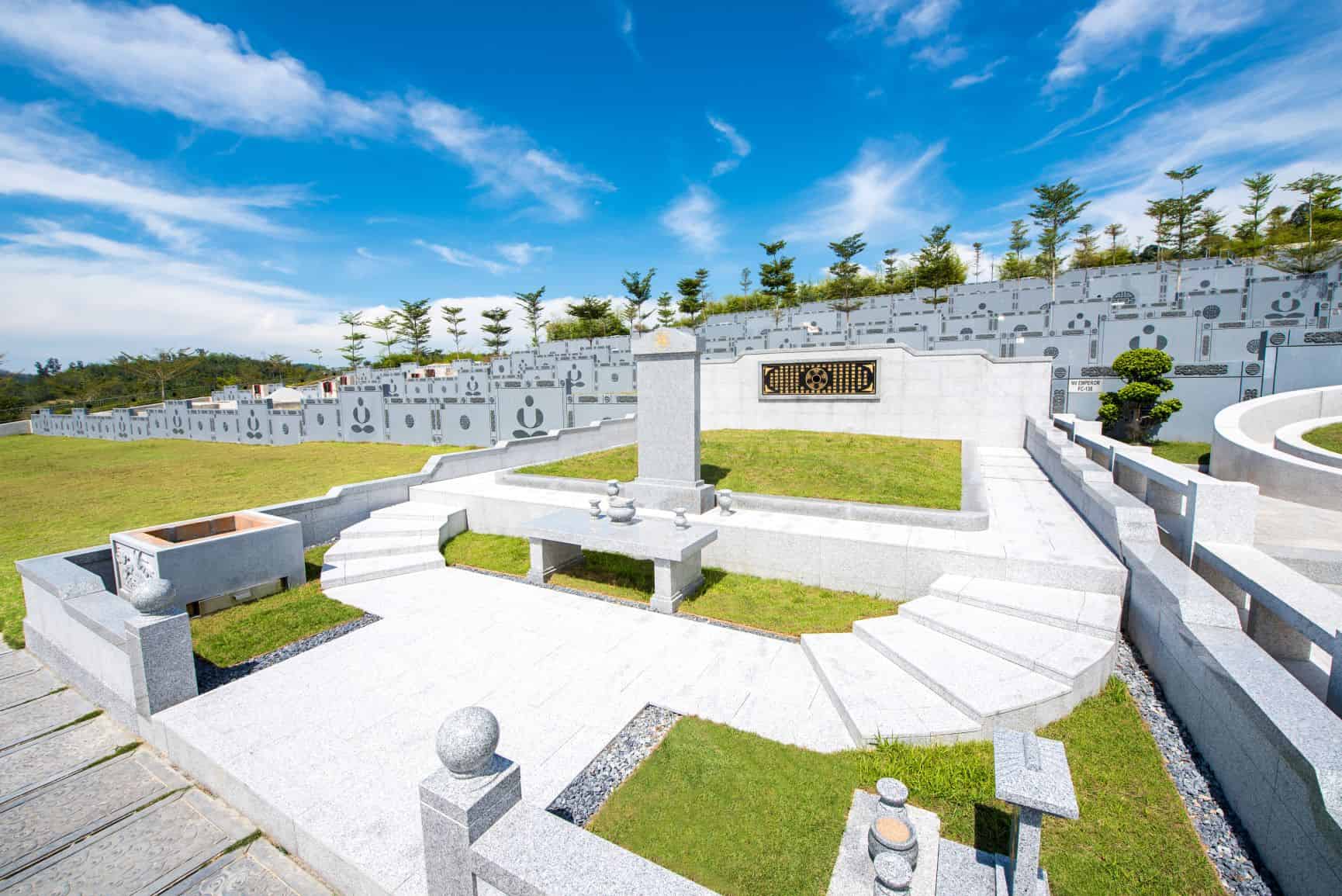 马来西亚华人家族福地环境，展示多个福地集中规划，说明家族长期纪念与祭拜安排。
