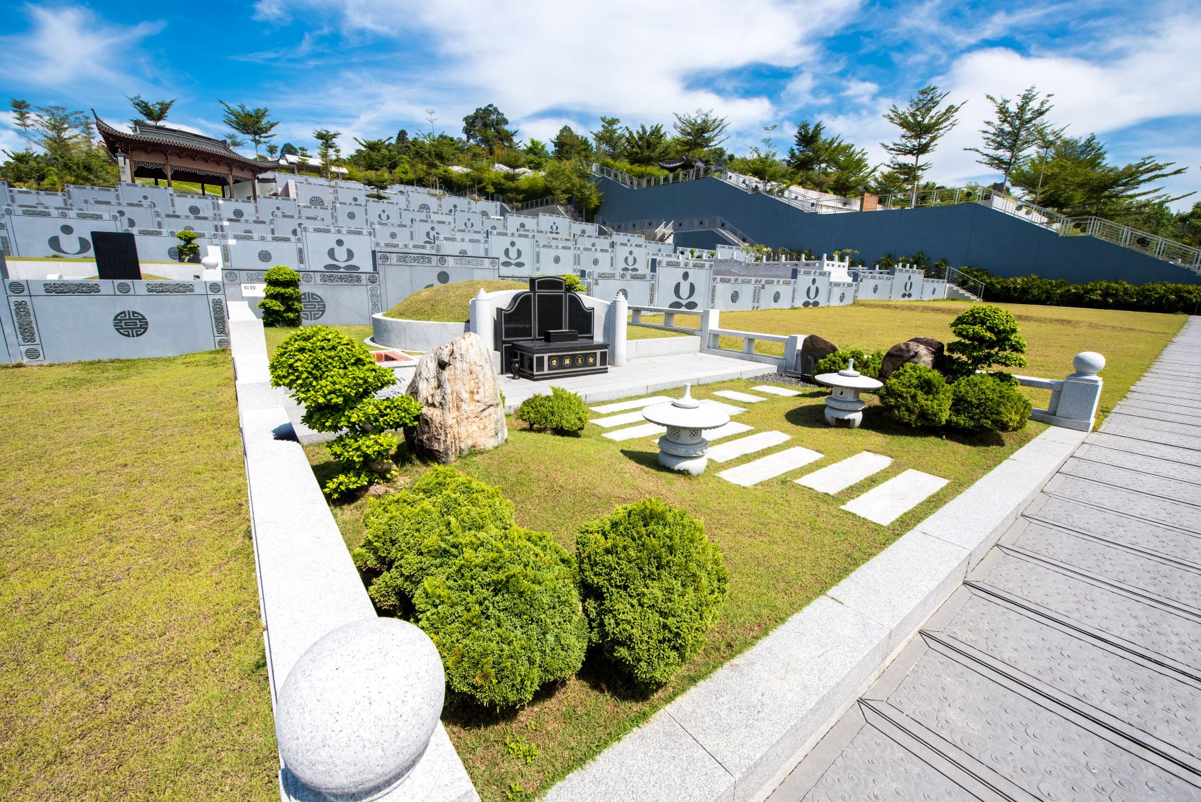 马来西亚墓园双穴福地规划画面，说明夫妻或父母一起安排福地时需要考虑双方意愿和预算。
