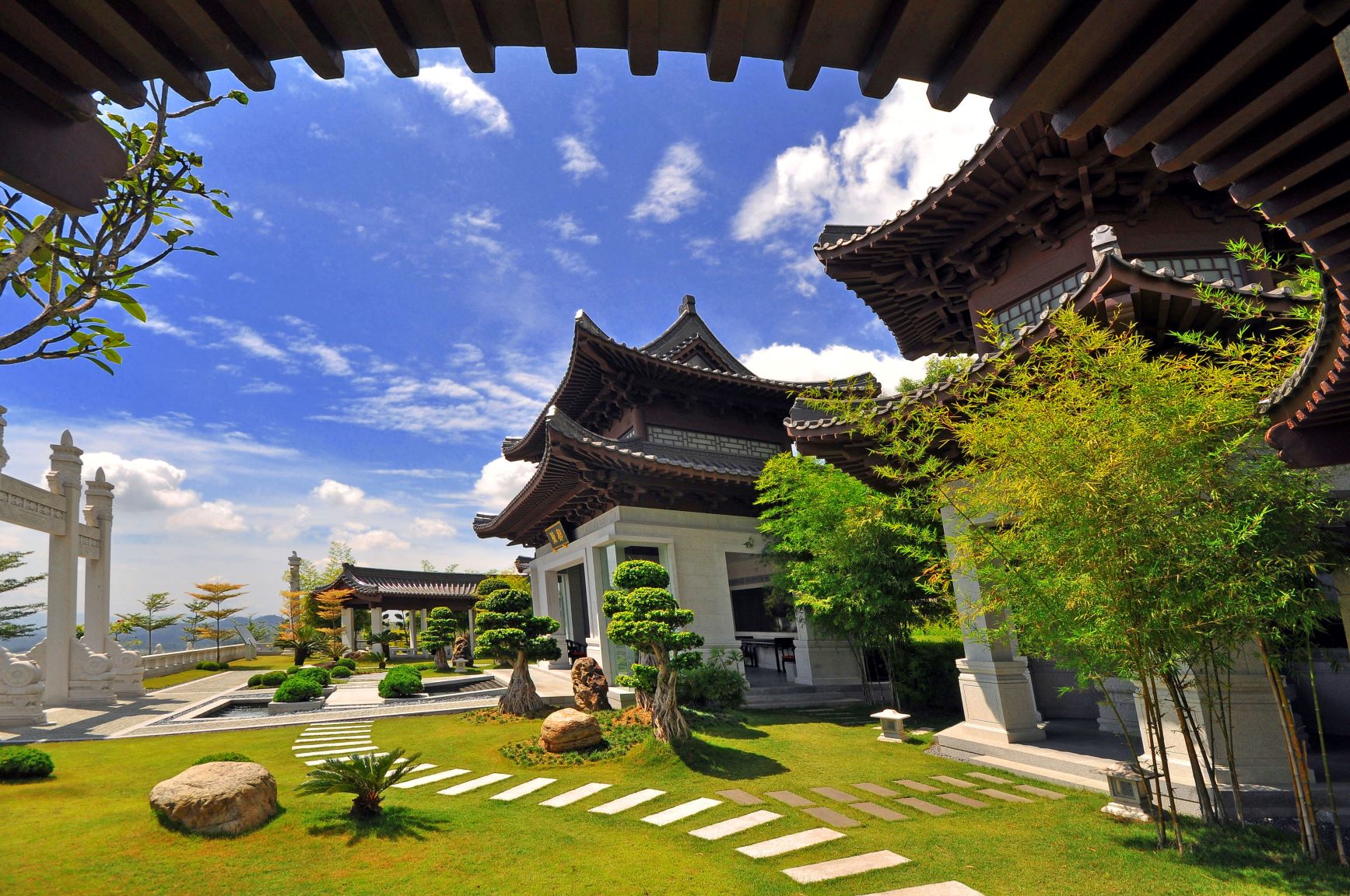 马来西亚富贵山庄园区环境与建筑景观，呈现福地选择时家人会重视的整体氛围和长期安心感。