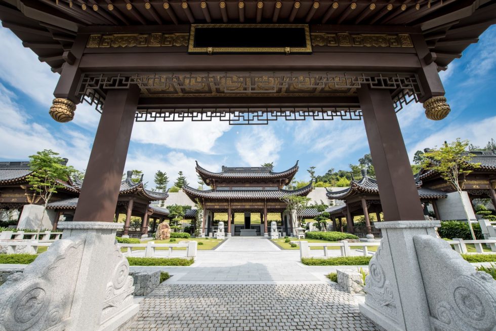 马来西亚华人福地位置细节，墓园区块整齐排列并面向开阔空间，适合说明选择福地时方向与现场感觉的重要性