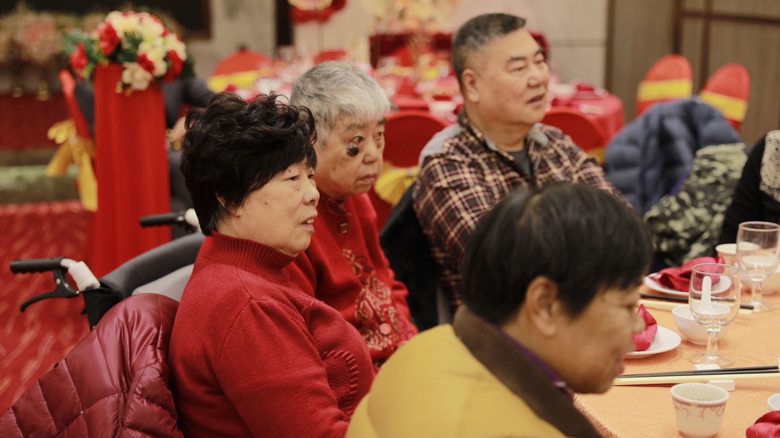马来西亚华人家庭围坐沟通清明、忌日和祭拜习俗安排，象征长辈与年轻人之间对传统和简化的理解。