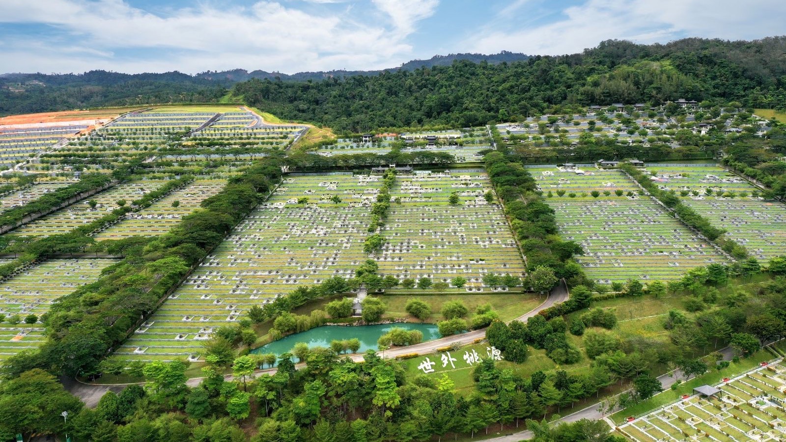 马来西亚富贵山庄墓园与福地环境，说明农历七月可以去墓园拜祖先与中元节祭祖安排，Life Marker 提供温和指南